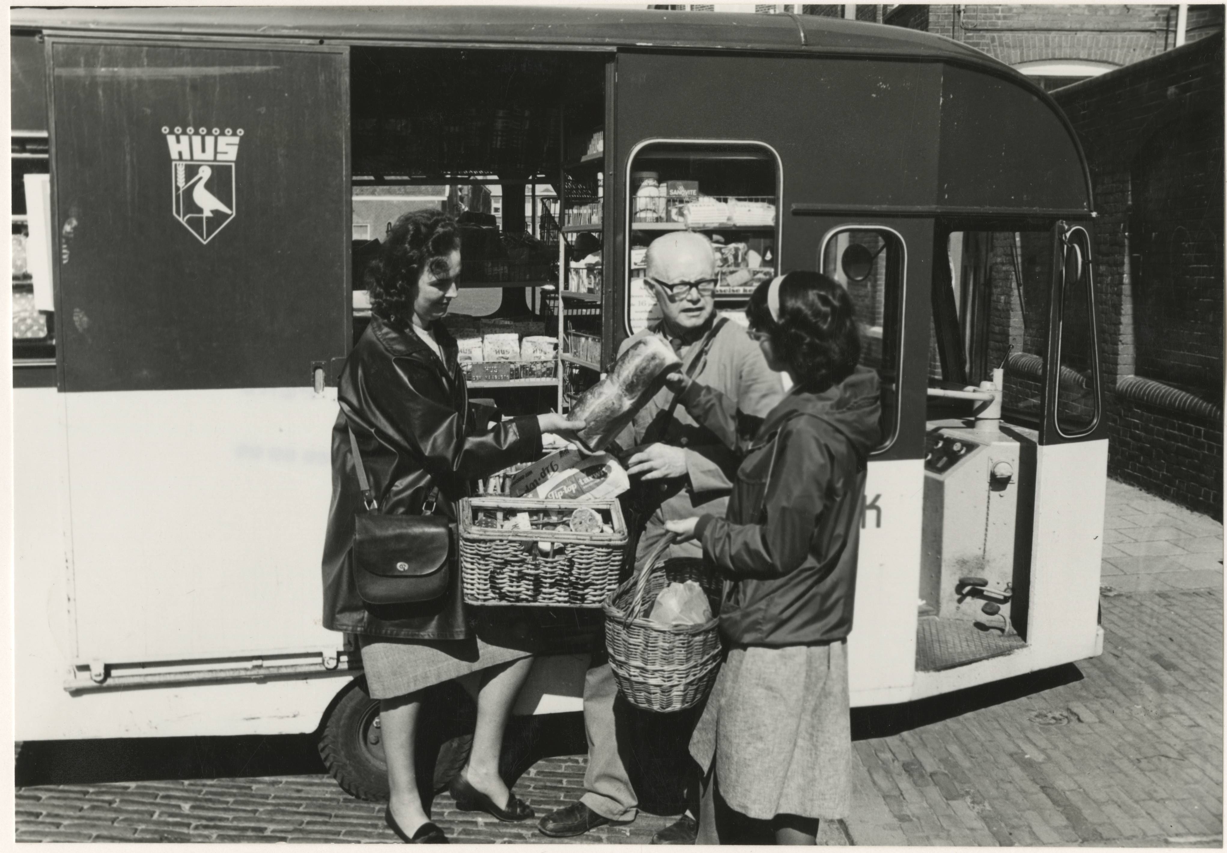 De eerste vrouwelijke broodbezorger in Den Haag bij firma Hus, maker: Fotoburo Thuring, 1963