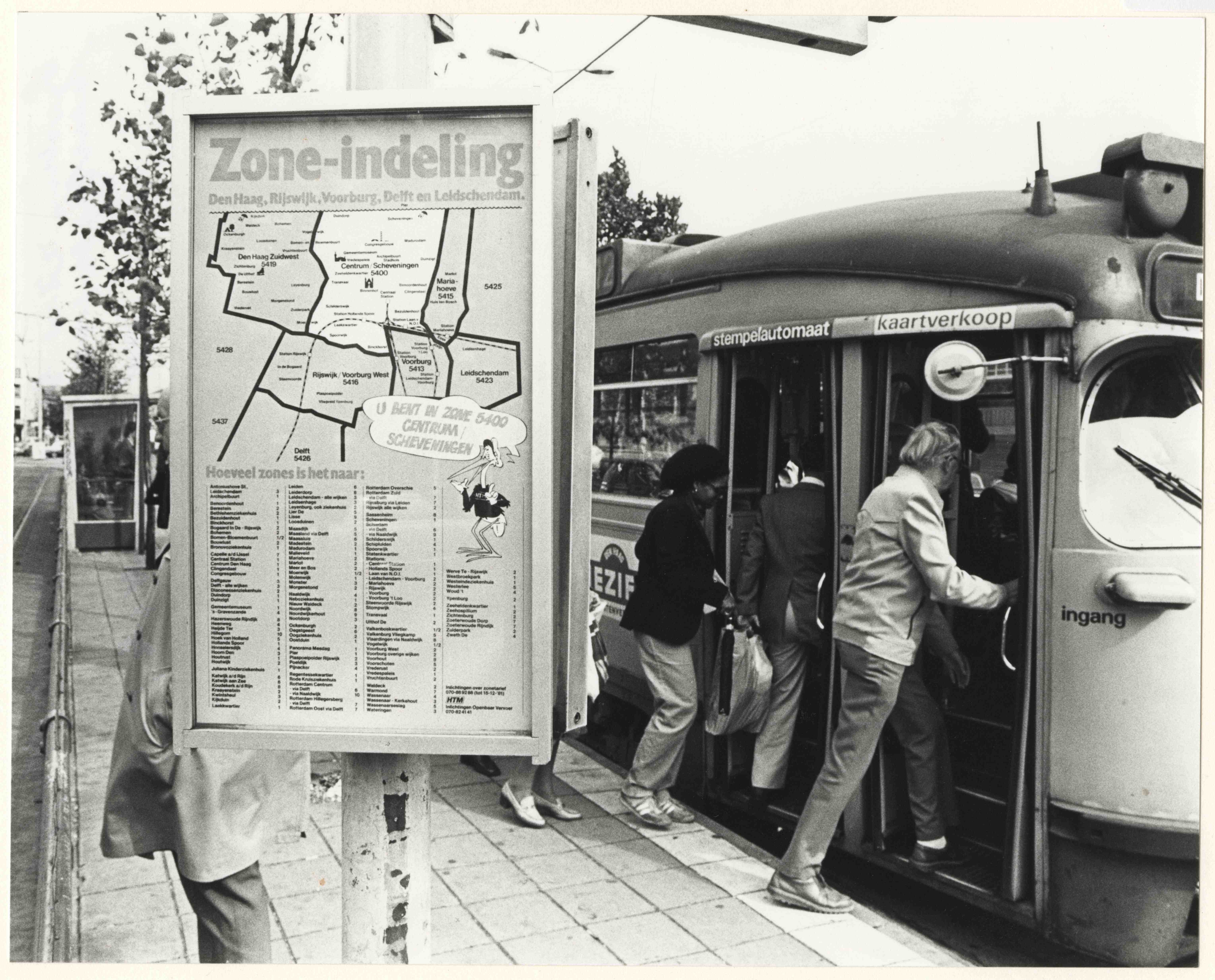 H.T.M. bord met zône indeling bij de invoering van de Nationale Strippenkaart, maker: Robert Scheers, 1981