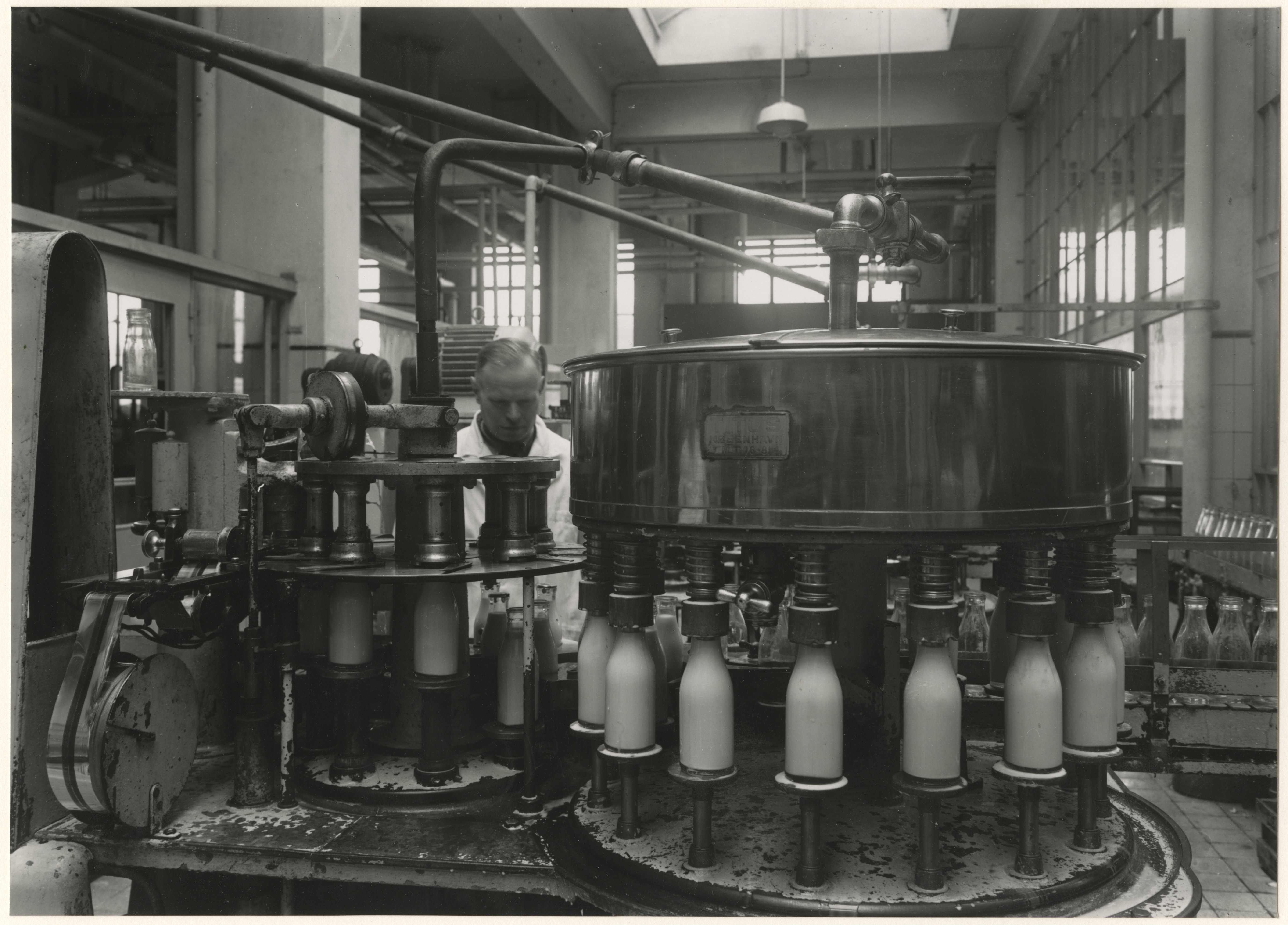 Lulofsstraat 20 30 N.V. s Gravenhaagse melkinrichting De Sierkan 1950. Maker:  E.M van Ojen