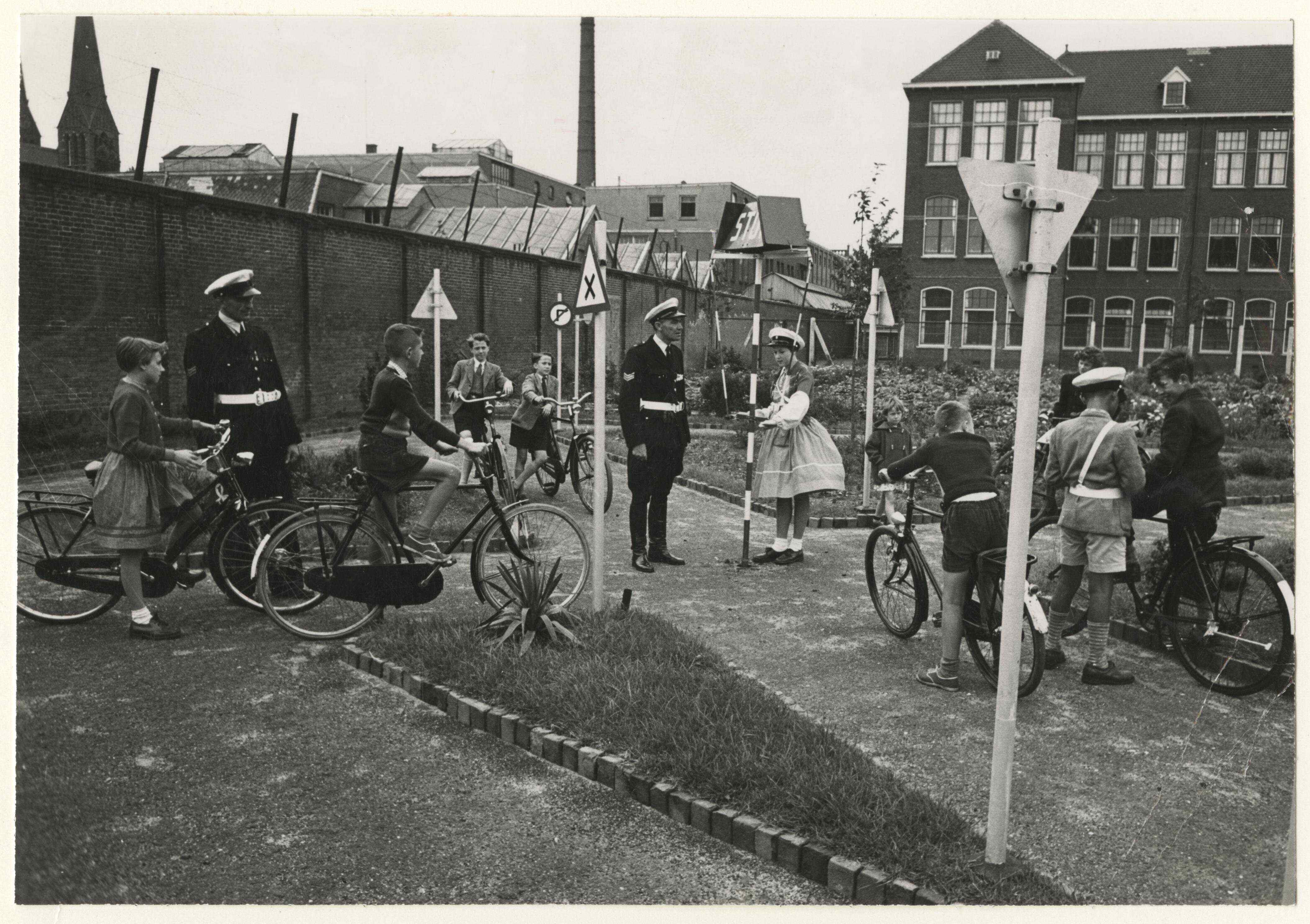 Verkeerspolitie geeft aan de jeugd verkeersles, 1954, maker: Justitiële politie