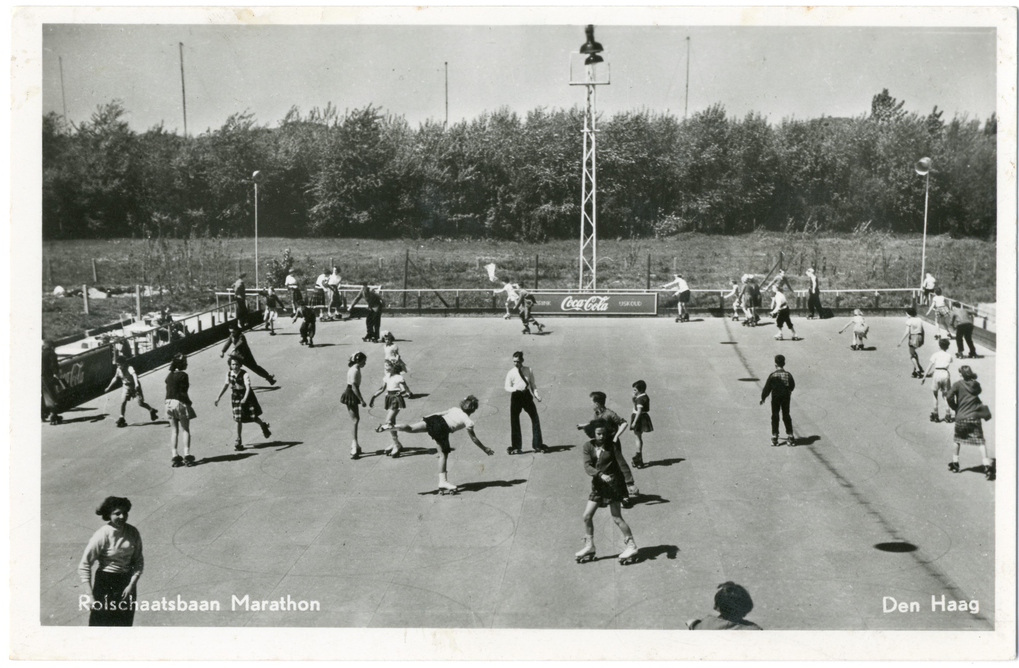 Rolschaatsbaan Marathon, prentbriefkaart 1957, maker: Jospé