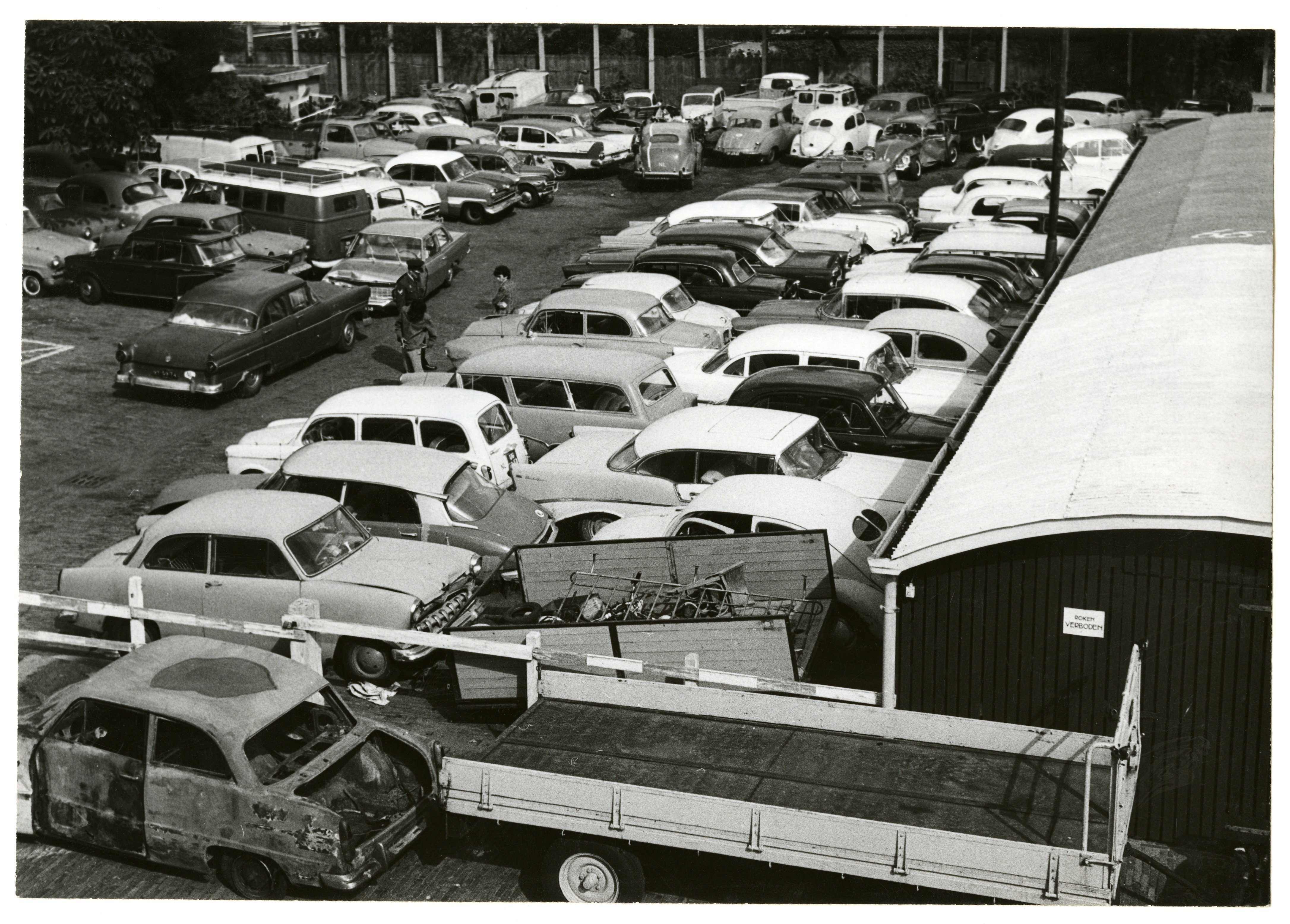 Alexanderplein binnenplaats politiebureau met autowrakken en bijna wrakken. Foto: Dienst voor Stadsontwikkeling, 1966