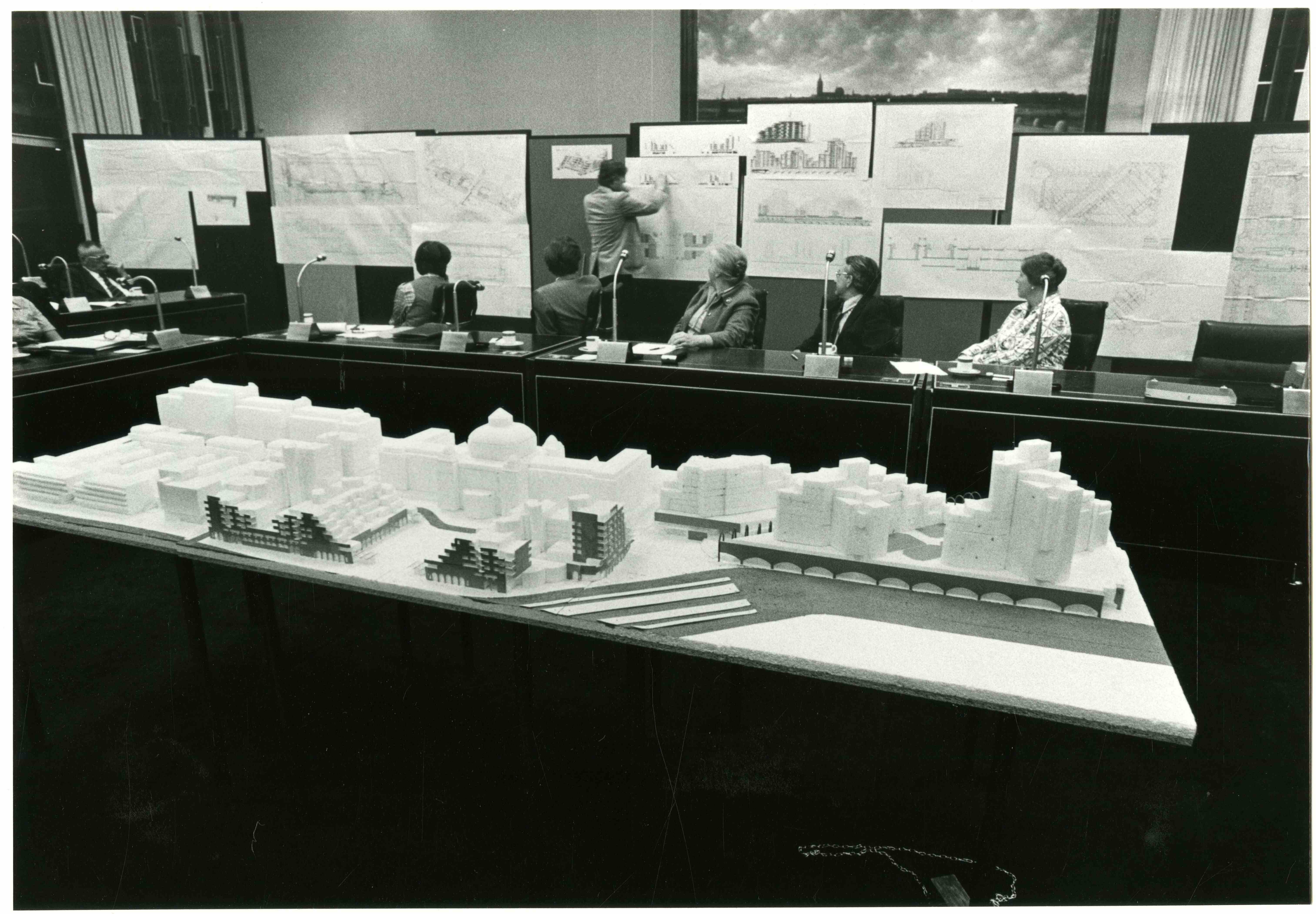 De Inspraakgroep Scheveningen spreekt met het gemeentebestuur in de raadzaal Groenmarkt. Fotograaf Robert Scheers 1978 1