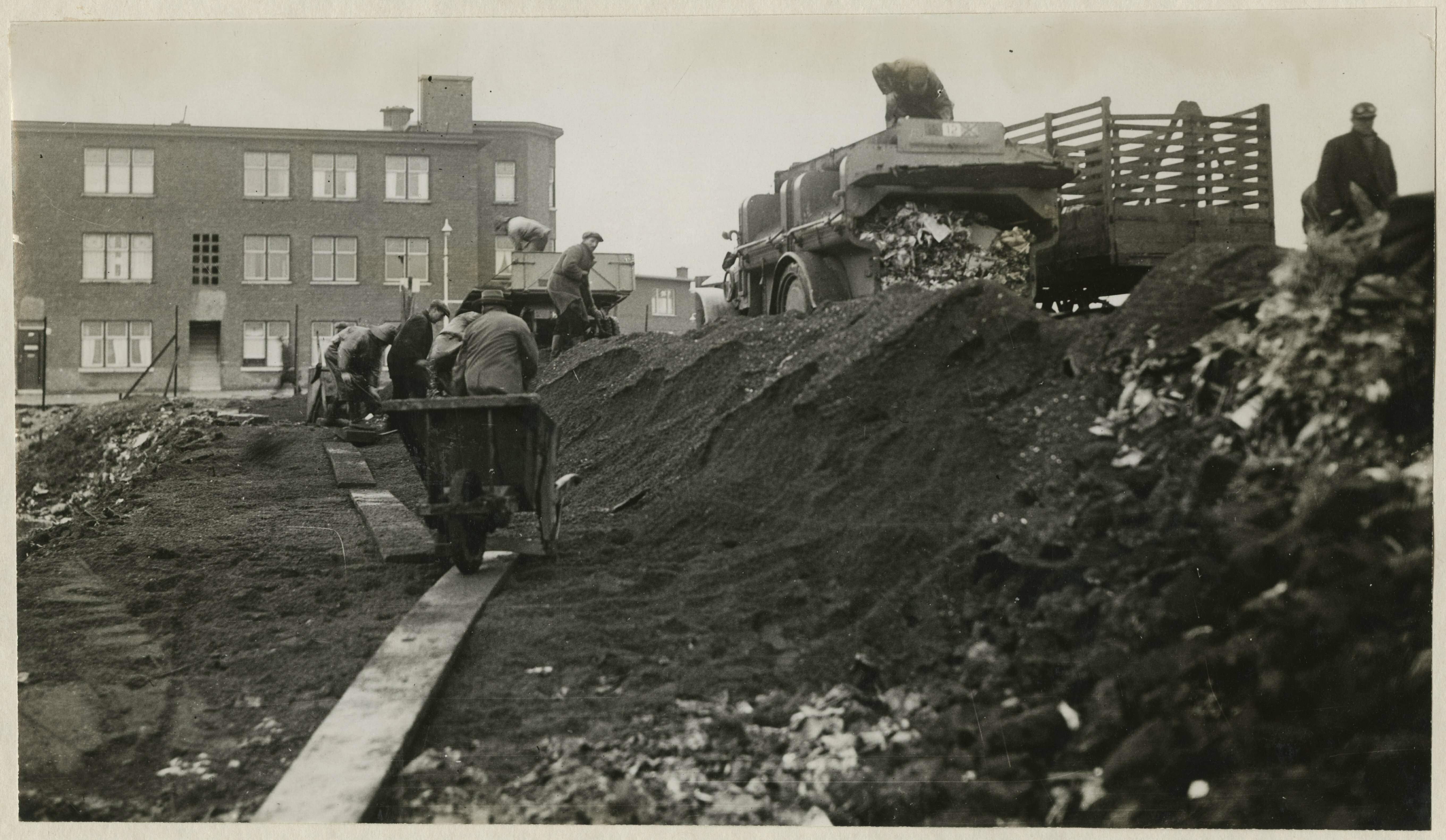 Zuiderpark, de gemeentereiniging richt in het park een uitzichtheuvel op van vuilnis, 1929, fotograaf Vereenigde Fotobureax