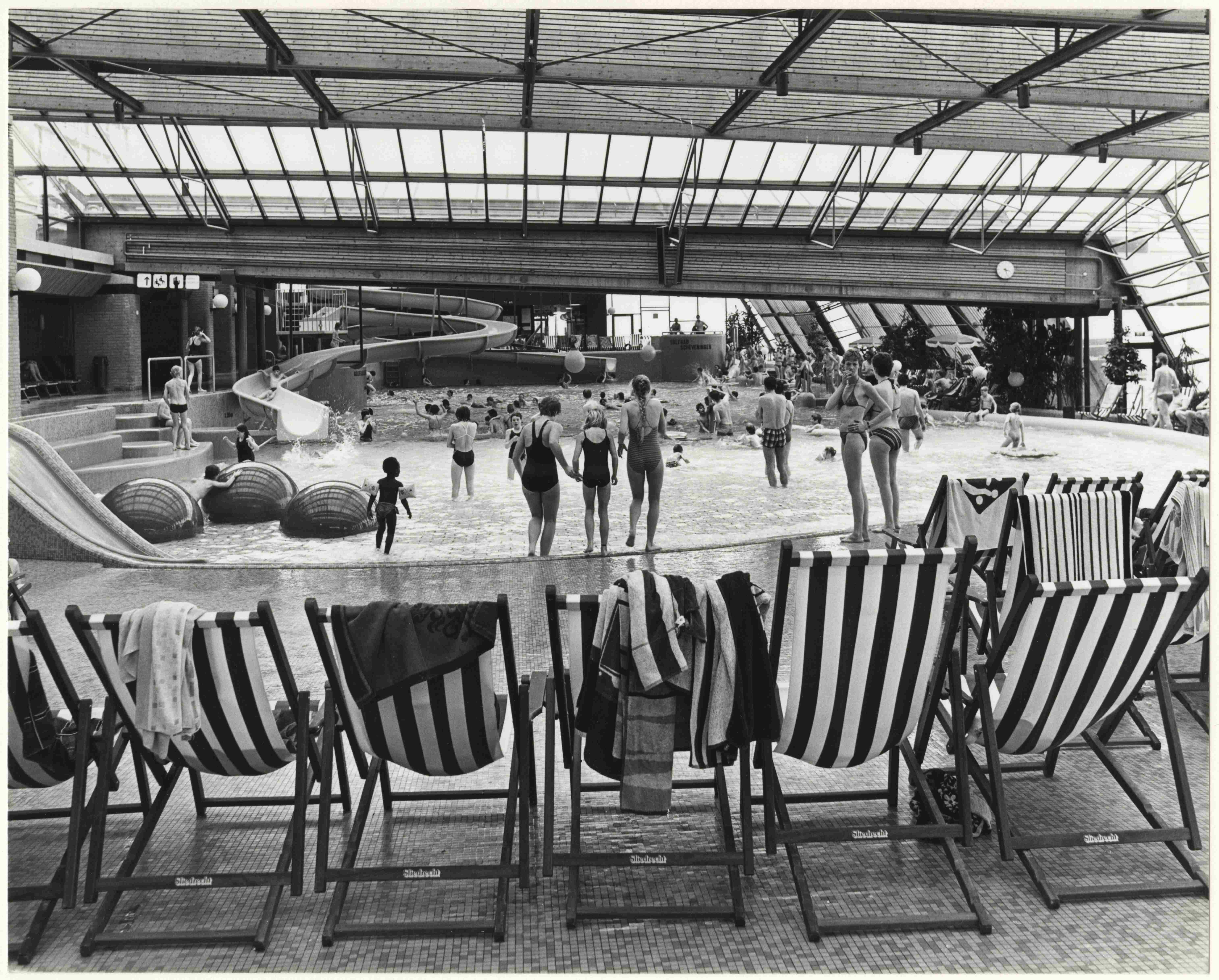 Interieur van het Vrijetijdscentrum met Golfslagbad fotograaf Robert Scheers 1982