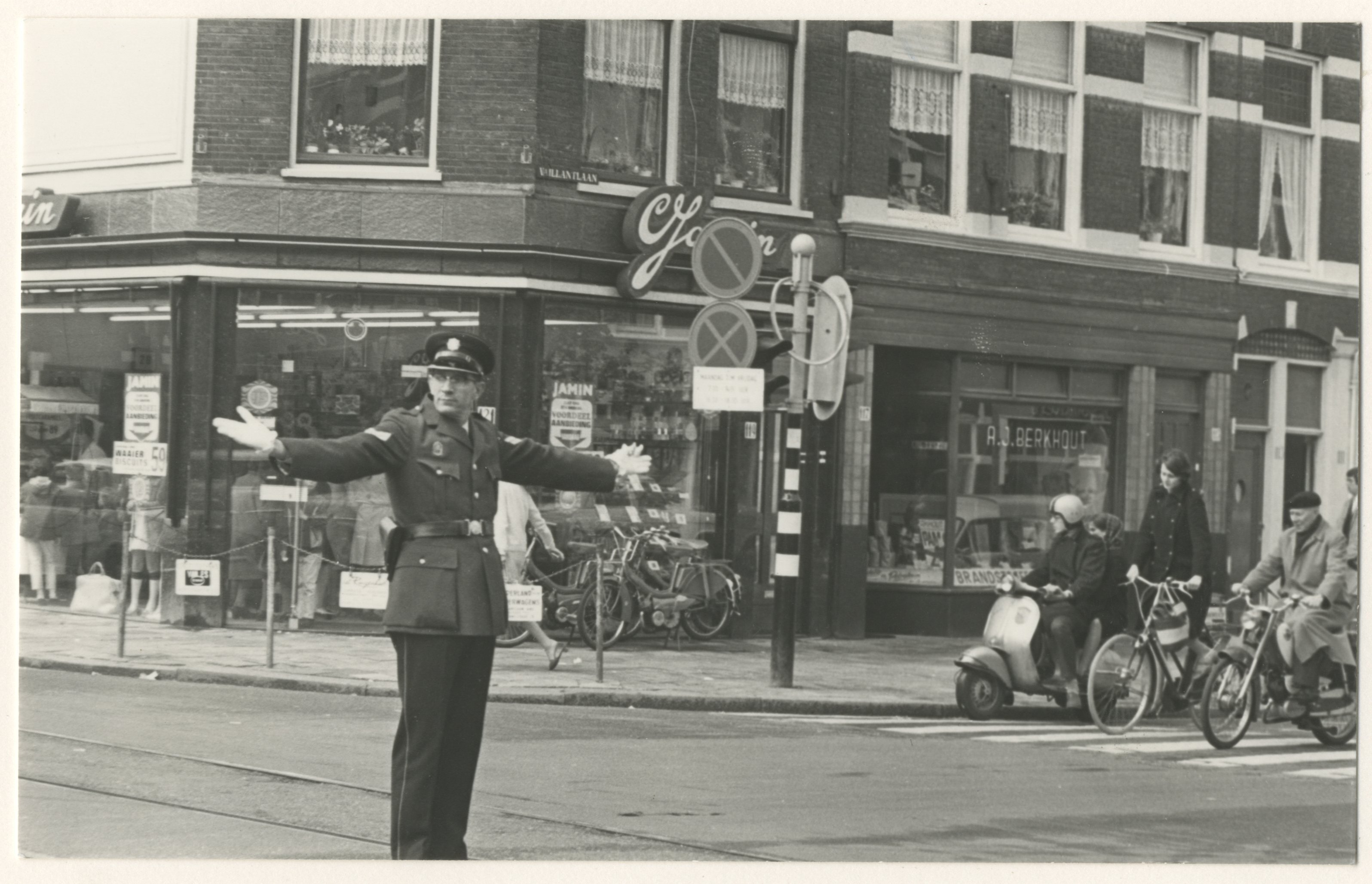 Vaillantlaan hoek Hobbemastraat reserve-agent M.H. van Min regelt het verkeer. Fotoburo Thuring, 1968