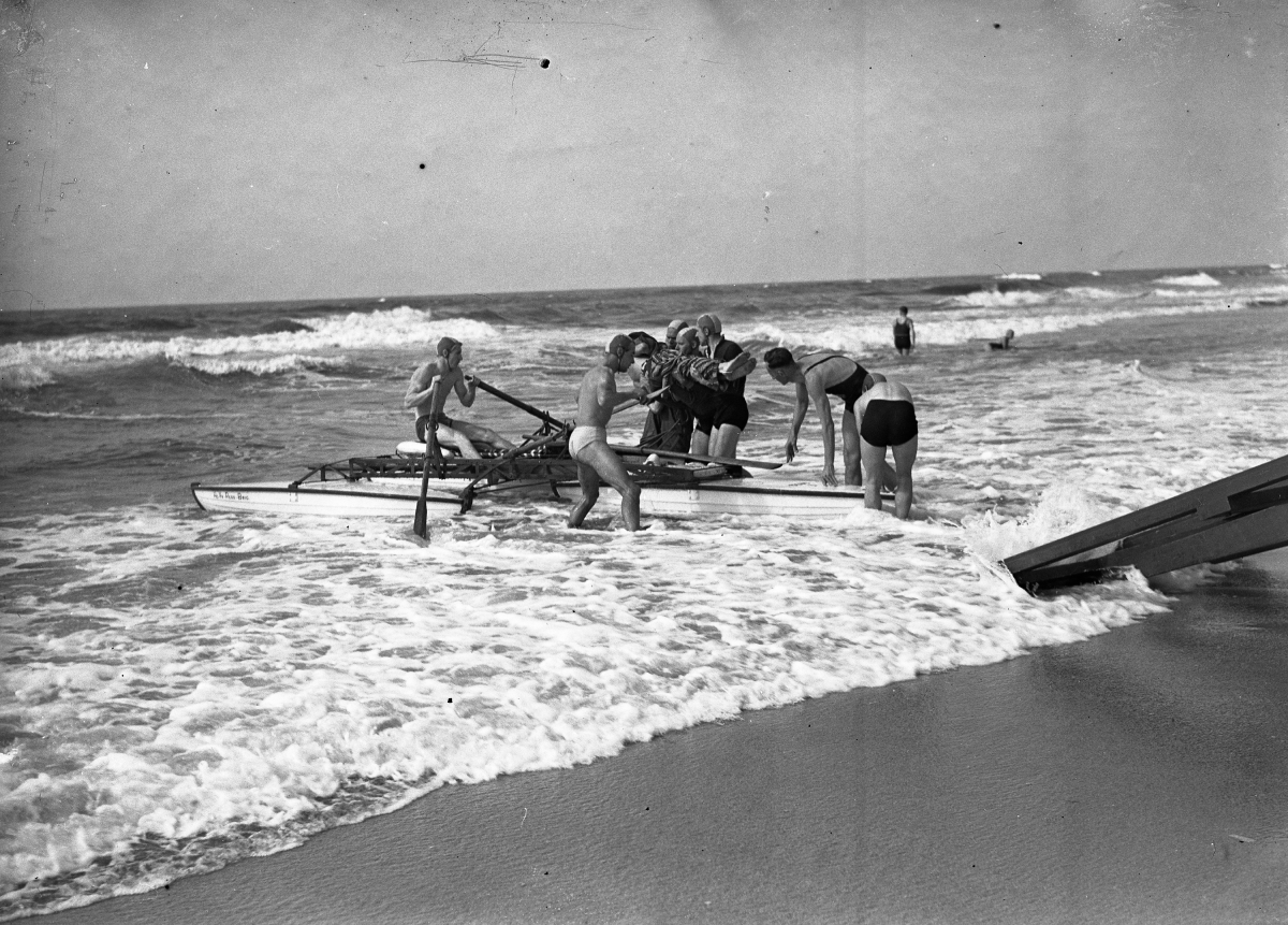De Haagse vrijwillige reddingsbrigade geeft een demonstratie, 1948, maker: Fotopersbureau Van den Heuvel