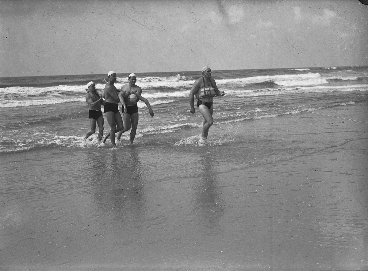 Een drenkeling werd aan land gebracht, 1948, maker: Fotopersbureau Van den Heuvel