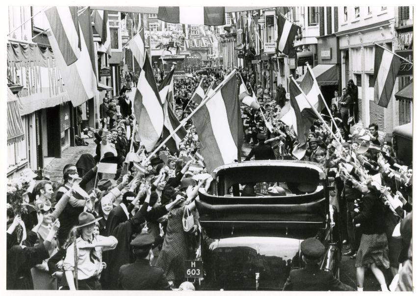 Filmopnamen terugkeer van koningin Wilhelmina voor de film Soldaat van Oranje,1977, maker Meyer-Stokvis