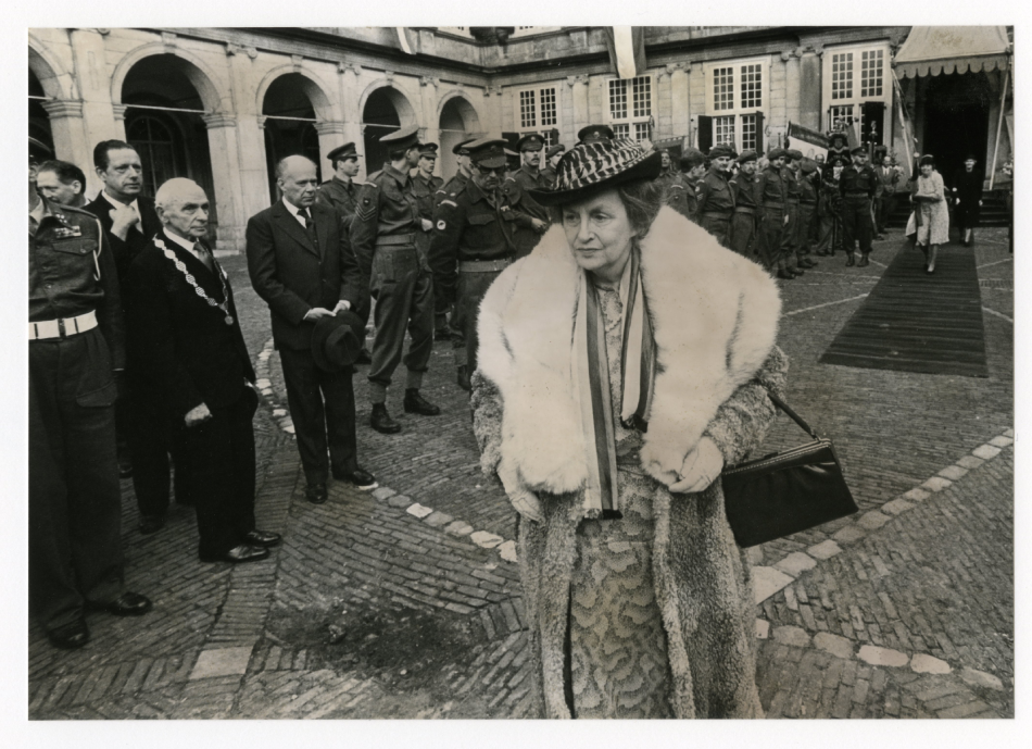 Filmopnamen voor de film Soldaat van Oranje. Koningin Wilhelmina (Andrea Domburg) keert terug op het paleis, 1977, maker Meyer-Stokvis