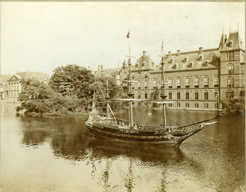 Hofvijver met een model van het schip De Zeven Provinciën, 1900, maker A.J.M. Steinmetz
