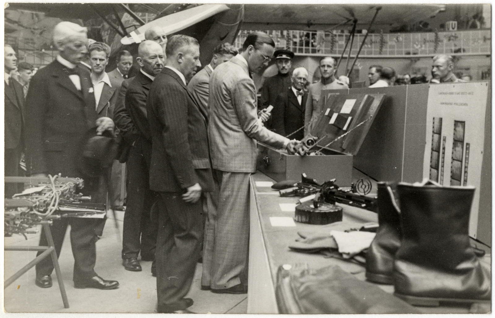 Prins Bernhard op de luchtvaarttentoonstelling Avia in de Houtrusthallen, 1937, Fotopersbureau Gompers