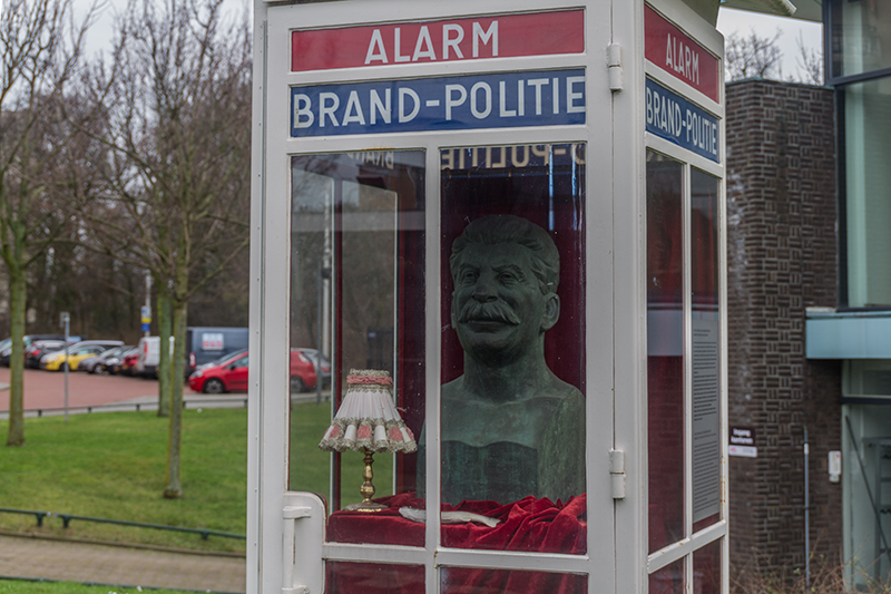 Stalin in een telefooncel, 2018, maker Harry van Reeken