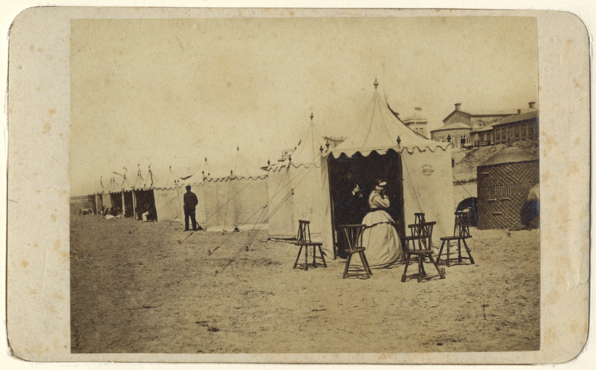 Strand ter hoogte van het Stedelijk Badhuis, 1867, maker J. van Veuve-Koningsveld