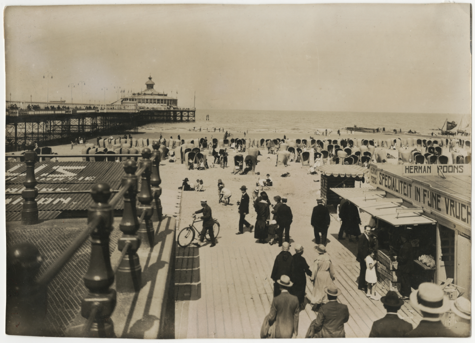 Strandafgang met plankier rechts strandtent Herman Poons, 1920, maker Arthur Klitzsch