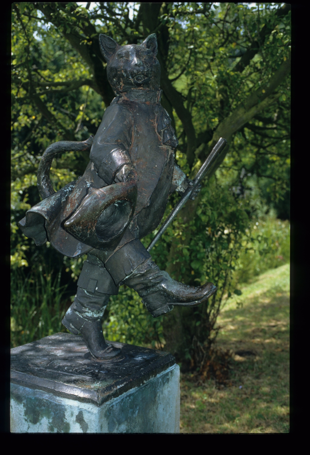 Westbroekpark beeld Gelaarsde kat door Johan Keller, 1990, maker Teun de Bruin