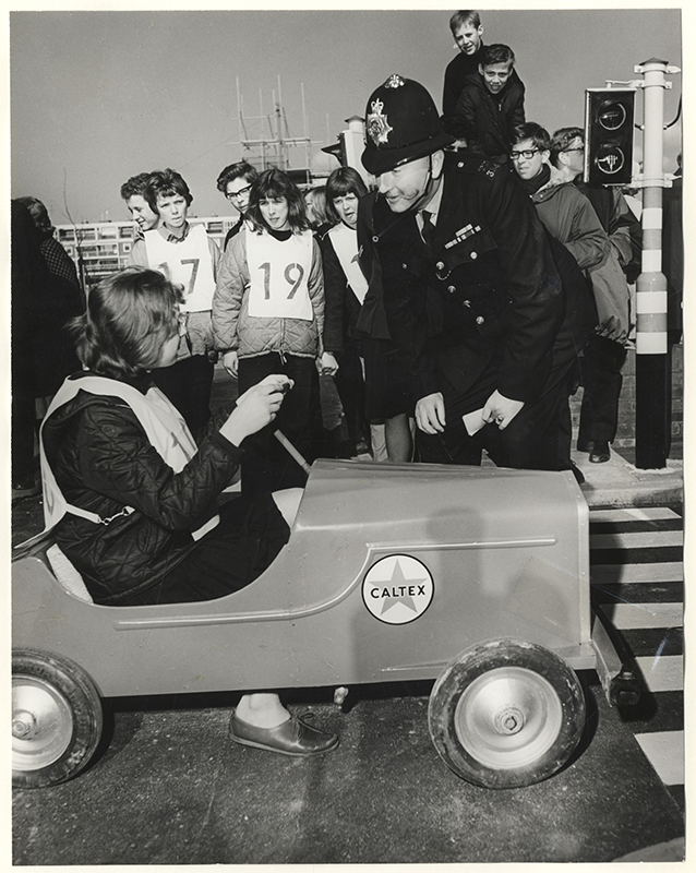 Engelse bobby slingert bestuurder op de bon, 1965, Fotoburo Meyer