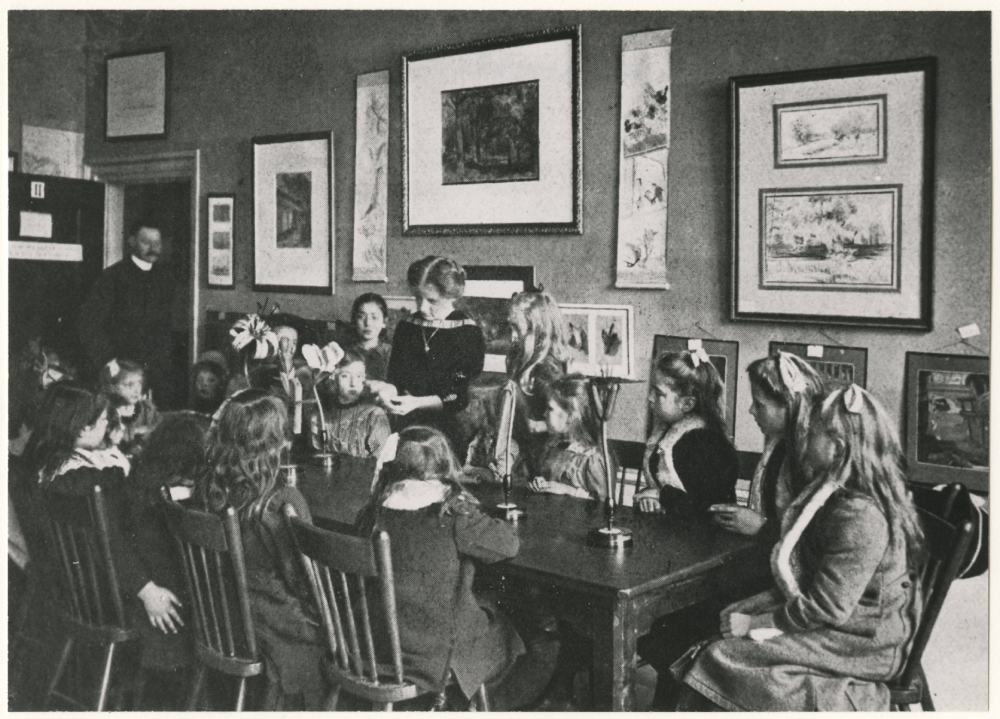 Museum voor het Onderwijs, een assistente geeft plantkundeles, 1915