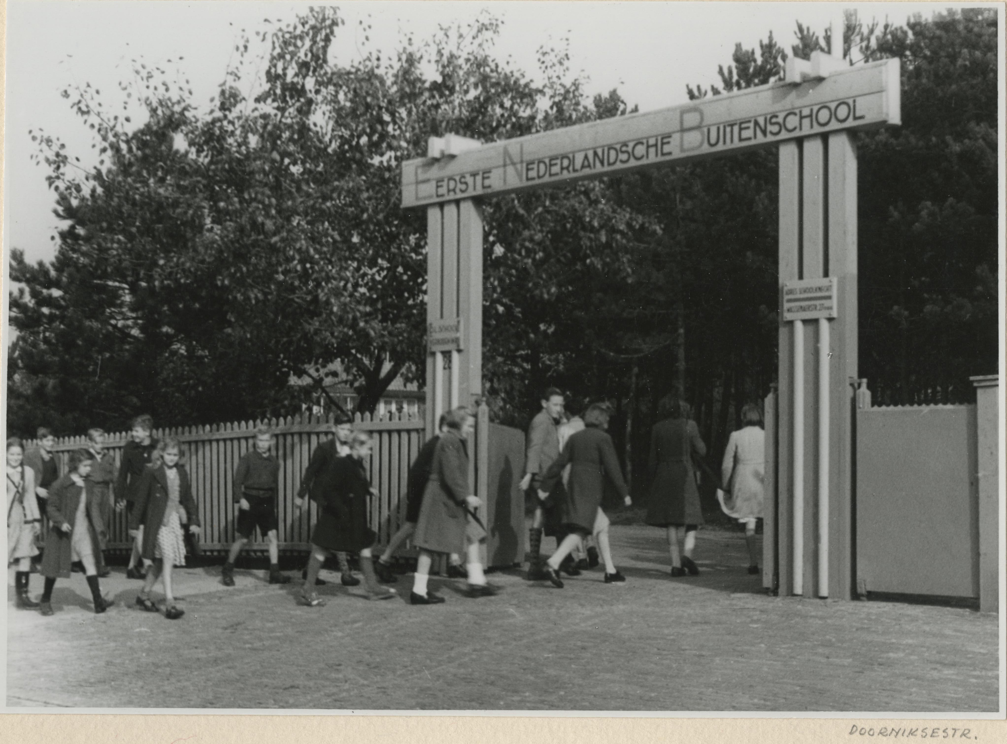 Doorniksestraat, toegangshek van de Eerste Nederlandsche Buitenschool in 1949, foto: Dienst stadsontwikkeling en volkshuisvesting