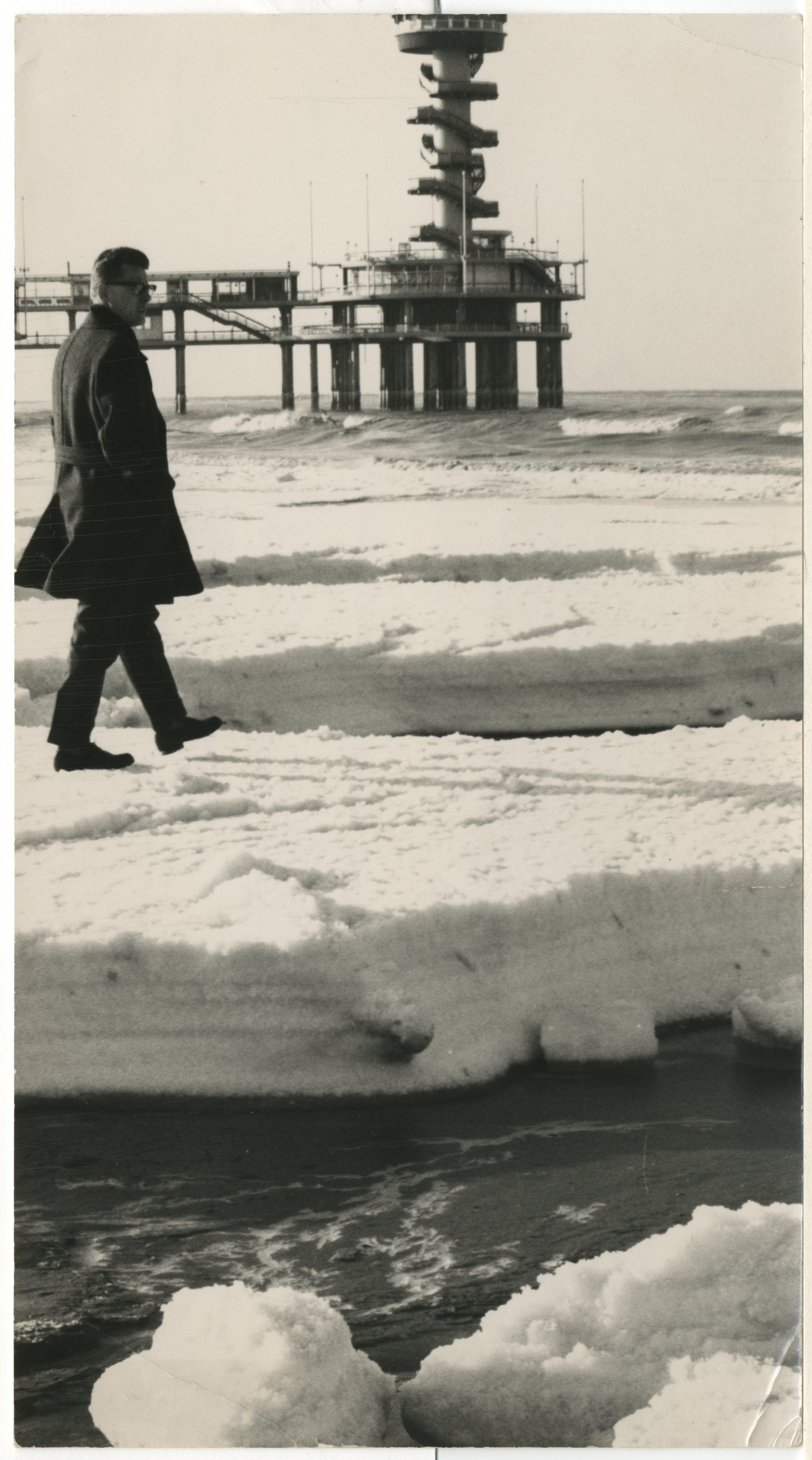 Een zeldzaam verschijnsel langs de Nederlandse kunst is het bevriezen van het schuim van de branding. Op sommige plaatsen ligt het ijs ruim een meter dik zoals hier in Scheveningen. 1963 maker Nationaal archief