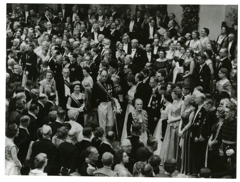 Ter gelegenheid van het bezoek van het Engelse koningspaar werd in de Ridderzaal een receptie gehouden in het midden Koningin Elisabeth II met minister mr. J.M.A.H. Luns en Koningin Juliana met minister president dr. W. Drees. 1958, maker