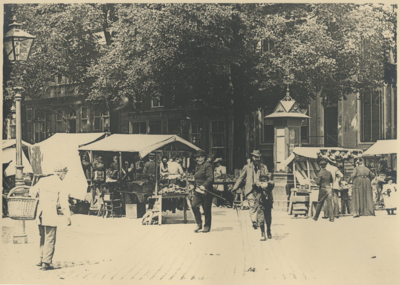 Prinsegracht het pand links is nr. 15 Van Stockum Antiquariaat de twee andere panden zijn in 1923 afgebroken bij de doortrekking van de Jan Hendrikstraat van de Laan naar de Prinsegracht 1895. Maker onbekend