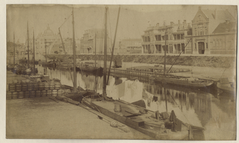 Havenkade gezien vanaf de Badhuiskade, op voorgrond rechts de Chocoladefabriek van Rademaker, op de achtergrond links het Seinpost complex. 1890, maker onbekend