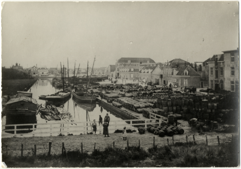 Seinpoststraat gezien vanaf de Berkenbosch Blokstraat. Op de voorgrond de sprang zijtak van het Kanaal is het zgn. Balkengat. Maker onbekend, 1910