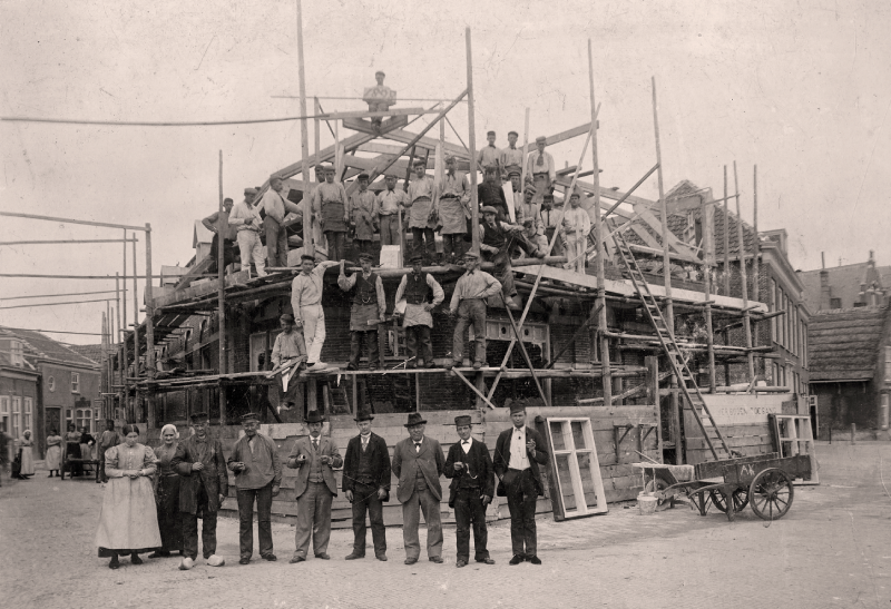 Bouw van het pand van Petrus van Leeuwen aan de Sluiskant in 1898. Geheel rechts zien we Arie Kleingeld met zijn zoon Jan Willem IJsbrand. 