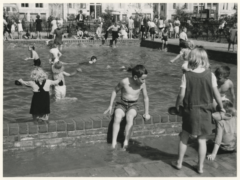 Oranjepleinbassin 1950. Foto Dienst voor de Gemeenteplantsoenen