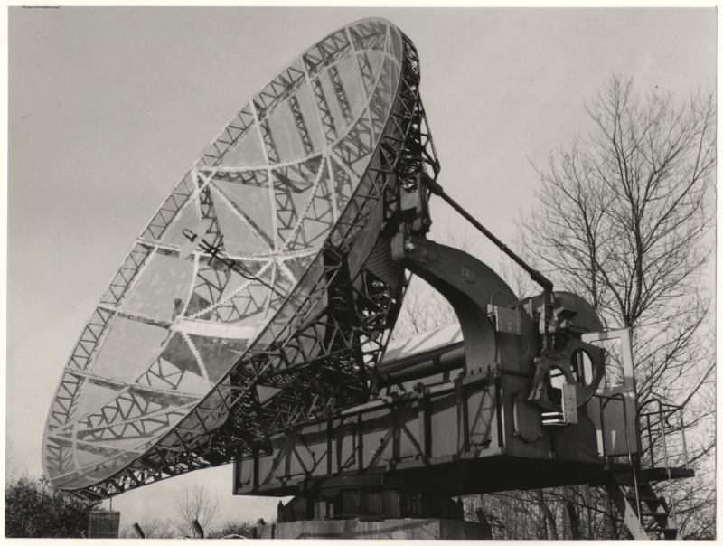 Oude Waalsdorperweg de Rozenburgse Würzburg Riese antenne langs de toegangsweg naar het Physisch Laboratorium RVO TNO, 1969, collectie Haags Gemeentearchief