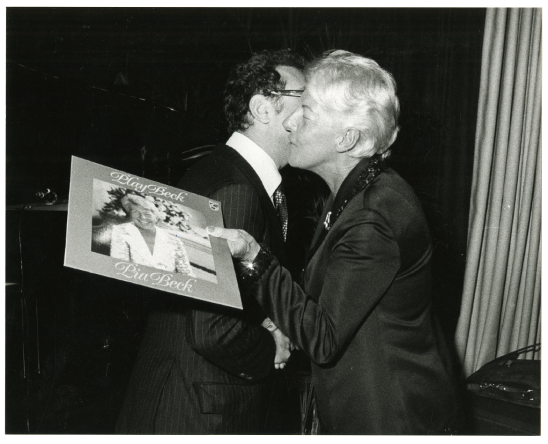 Zangeres Pia Beck ontvangt van professor A. Heertje de grammofoonplaat Play Beck Pia Beck in Club de Paris Zwolsestraat. 1977 foto Robert Scheers