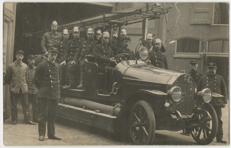 Prinsestraat 37, brandweerkazerne. Een groep brandweerlieden bij een Benz, 1920. Maker onbekend