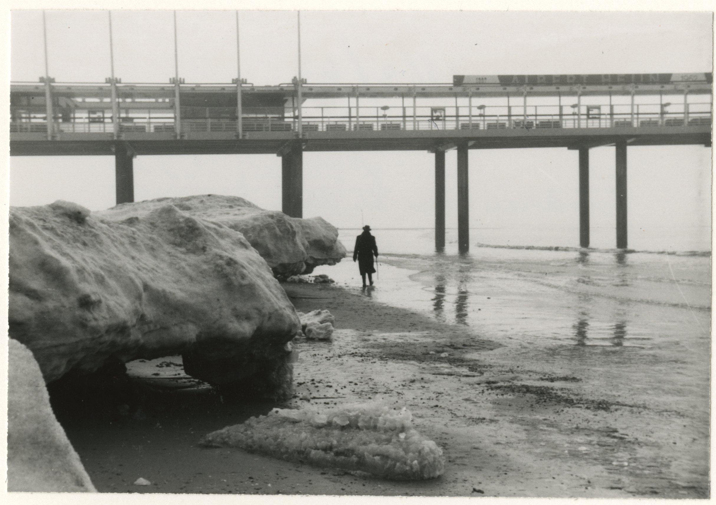 Strand ter hoogte van het Palace Hotel, bedekt met ijsschotsen op de achtergrond de Pier. 1963, maker A.M.J. de Haan