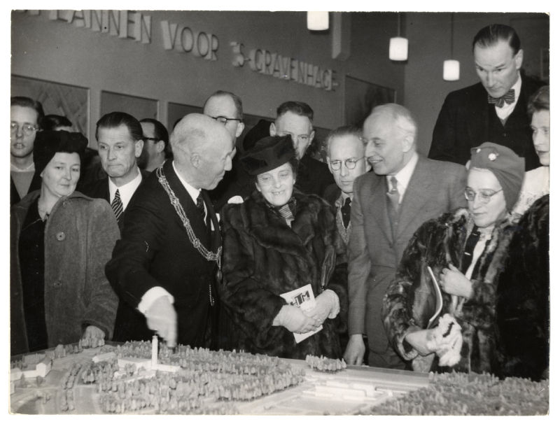 Opening op 24 december 1946 van de tentoonstelling ‘Den Haag bouwt op’ in het Haags Gemeentemuseum met burgemeester mr. S.J.R. de Monchy – foto Simon Smit