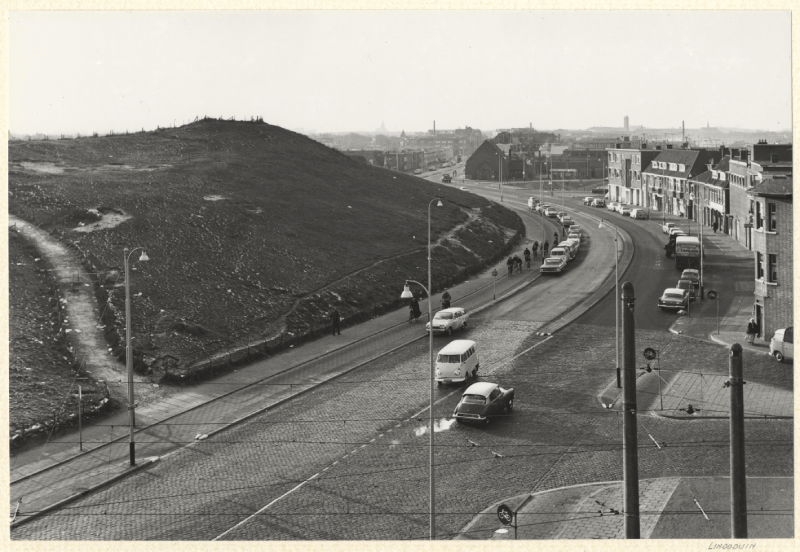 Westduinweg gezien vanaf het politiebureau, links het nog niet afgegraven Lindoduin. 1963 maker Dienst van de Wederopbouw en de Stadsontwikkeling