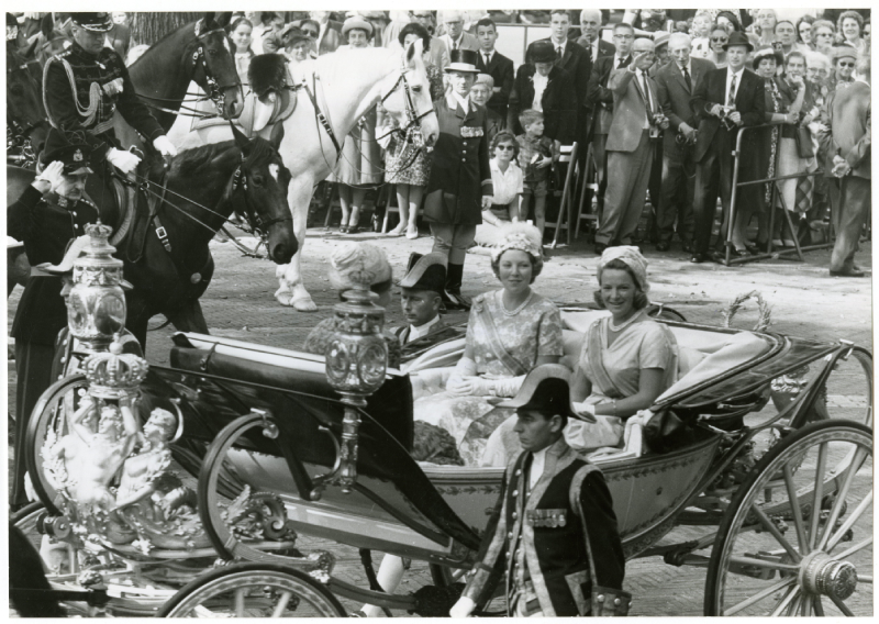 koetsenbotsing in de caleche, Prinsjesdag 1963, fotograaf Walter de Maar