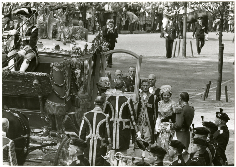 Prinsessen stappen in de gouden koets 1963, fotograaf Walter de Maar
