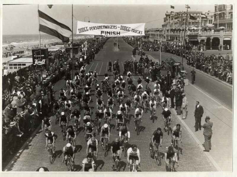 Boulevard gezien naar het Noorderstrand, het wielercriterium t.g.v. de Residentieweek, 1936 maker Gompers