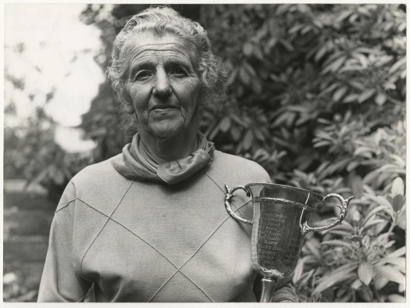 Madzy Rollin Couquerque (1903-1994), tennisster en hockeyster, woonde in de Nassau Dillenburgstraat. Maker Pieter Paul Koster