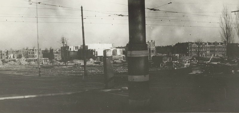 1943, Afbraak van Duinoord voor de Atlantikwall, gezien van de Houtrustbrug. De straatwand rechts is van de 2e Sweelinckstraat | Fotograaf mogelijk Hugo Wilmar 1943, Afbraak van Duinoord voor de Atlantikwall, gezien van de Houtrustbrug. De straatwand rechts is van de 2e Sweelinckstraat | Fotograaf mogelijk Hugo Wilmar