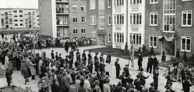 1952, Beverweerdstraat 28, ter gelegenheid van de 1000e woning van de woningbouwvereniging 's-Gravenhage wordt door de Moerwijk harmonie een serenade gebracht | Fotograaf: Stokvis 1952, Beverweerdstraat 28, ter gelegenheid van de 1000e woning van de woningbouwvereniging 's-Gravenhage wordt door de Moerwijk harmonie een serenade gebracht | Fotograaf: Stokvis