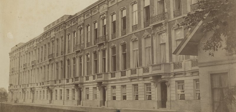 1860, Bezuidenhoutseweg 59-71, eerste blok huizen gebouwd op grond van het vroegere huis Ter Lap, met het in 1862 afgebroken tuinmanshuis van Ter Noot | Fotograaf: M. Hille 1860, Bezuidenhoutseweg 59-71, eerste blok huizen gebouwd op grond van het vroegere huis Ter Lap, met het in 1862 afgebroken tuinmanshuis van Ter Noot | Fotograaf: M. Hille