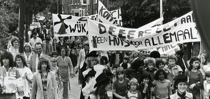 Bewoners van de Molenwijk betonen met spandoeken hun vreugde over de woningbouw in het Laakkwartier nadat wethouder P. Vink de eerste aanzet voor de bouw van 126 woningen van 'De Goede Woning' achter het H.T.O.-complex had gegeven 4-7-1979. Fotograaf Robert Scheers