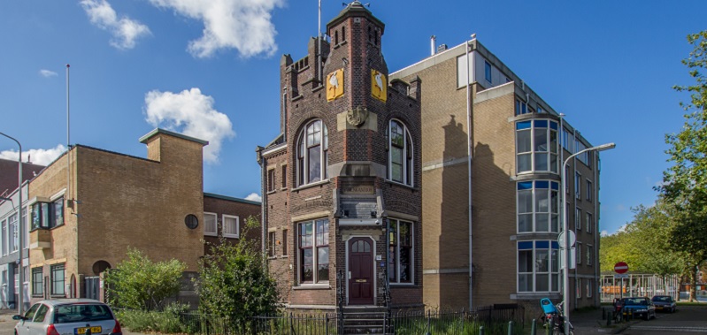 Het oude Havenkantoor staat in het Schipperskwartier, 2015. Fotograaf Harry van Reeken