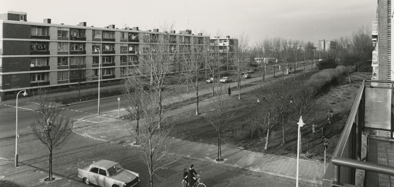 1978, Uitzicht vanaf één van de flats Steenzicht 137-153 op de Hengelolaan hoek Het Zicht (Bouwlust) | Fotograaf: Jan van Dijk 1978, Uitzicht vanaf één van de flats Steenzicht 137-153 op de Hengelolaan hoek Het Zicht (Bouwlust) | Fotograaf: Jan van Dijk