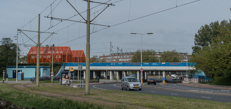 12 mei 2015, Hildebrandplein met zicht op het spoorwegviaduct en station Moerwijk | Fotograaf: Harry van Reeken 12 mei 2015, Hildebrandplein met zicht op het spoorwegviaduct en station Moerwijk | Fotograaf: Harry van Reeken