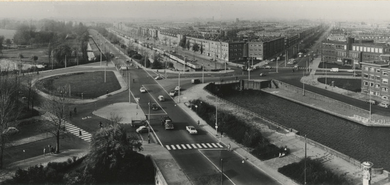 November 1964, Veluweplein, op de voorgrond de Marktweg, rechts de Hoefkade en de De La Reyweg, gezien naar de Soestdijksekade (Rustenburg-Oostbroek) | Foto: Dienst Stadsontwikkeling en Volkshuisvesting November 1964, Veluweplein, op de voorgrond de Marktweg, rechts de Hoefkade en de De La Reyweg, gezien naar de Soestdijksekade (Rustenburg-Oostbroek) | Foto: Dienst Stadsontwikkeling en Volkshuisvesting