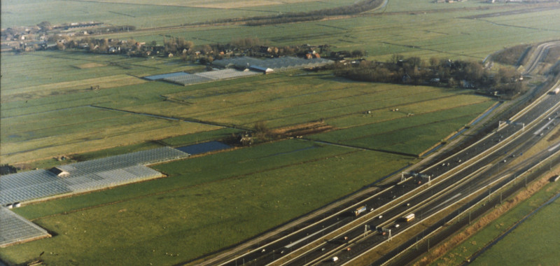Ca. 1995, Luchtfoto van het gebied voor de toekomstige wijk Leidschenveen, gezien in oostelijke richting. Op de voorgrond de snelweg A12. Op de achtergrond van links naar rechts de Veenweg. ( Foto: Dienst Stedelijke Ontwikkeling). Ca. 1995, Luchtfoto van het gebied voor de toekomstige wijk Leidschenveen, gezien in oostelijke richting. Op de voorgrond de snelweg A12. Op de achtergrond van links naar rechts de Veenweg. ( Foto: Dienst Stedelijke Ontwikkeling).