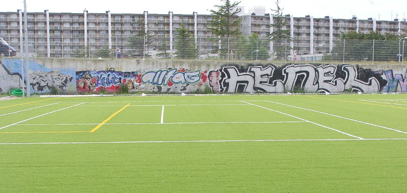 Buurtpark De Verademing, sportvelden gezien naar de achterzijde van flatgebouw Groenestein aan de Loosduinseweg, 8 juli 2004 | Fotograaf: Wim Gallé